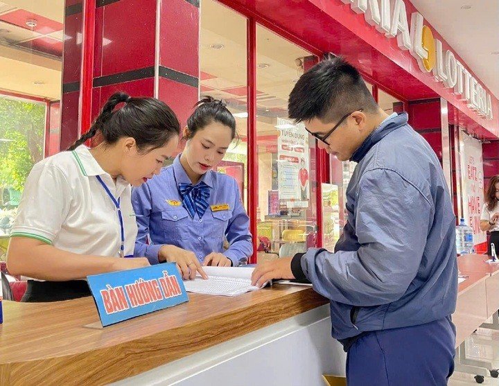 Những hành khách mua vé đầu tiên được hướng dẫn tại ga Sài Gòn. (Ảnh: Đường sắt Việt Nam).