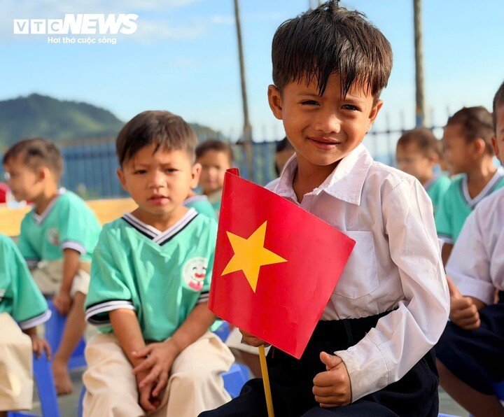 Niềm hân hoan lộ rõ trên gương mặt của các em học sinh đồng bào Ca Dong trong ngày khai giảng.