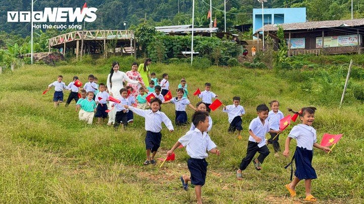 Ngay sau khi kết thúc lễ khai giảng, 3 giáo viên lại nắm tay học sinh dạo bước trên cánh đồng cỏ. Khung cảnh bình yên này như tái hiện lại khoảnh khắc của buổi lễ khai giảng cách đây 7 năm từng lay động hàng triệu con tim trên khắp mọi miền đất nước.