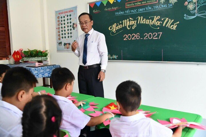 Cờ Tổ quốc, băng rôn, khẩu hiệu được trang trí trang trọng; bàn ghế, lớp học, sân trường được vệ sinh, sắp xếp ngăn nắp. Những học sinh trong bộ quần áo mới, mang theo sách vở, đồ dùng học tập háo hức đến trường.