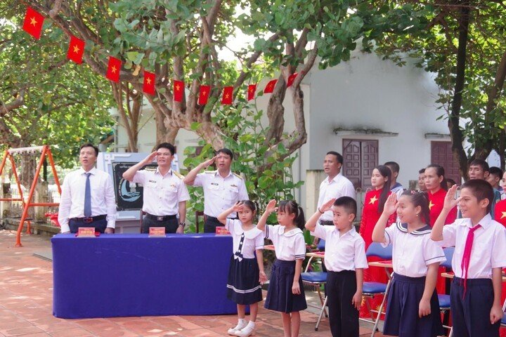 Các buổi lễ khai giảng được tổ chức trang trọng, ngắn gọn. Sau nghi thức chào cờ, hát Quốc ca, đọc thư chúc mừng năm học mới, các nhà trường triển khai nhiệm vụ trọng tâm năm học 2026-2027.