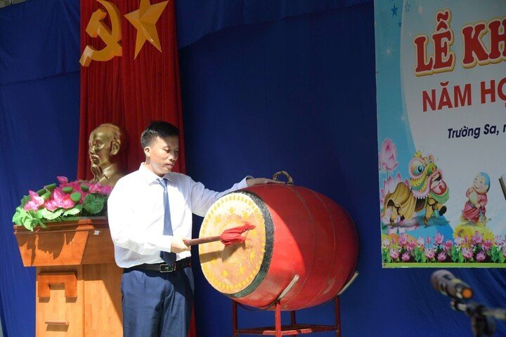 Tiếng trống khai trường vang lên giữa trùng khơi, mở đầu cho hành trình mới của thầy và trò, đồng thời gửi gắm niềm tin, khát vọng vươn lên của thế hệ trẻ nơi đảo xa.