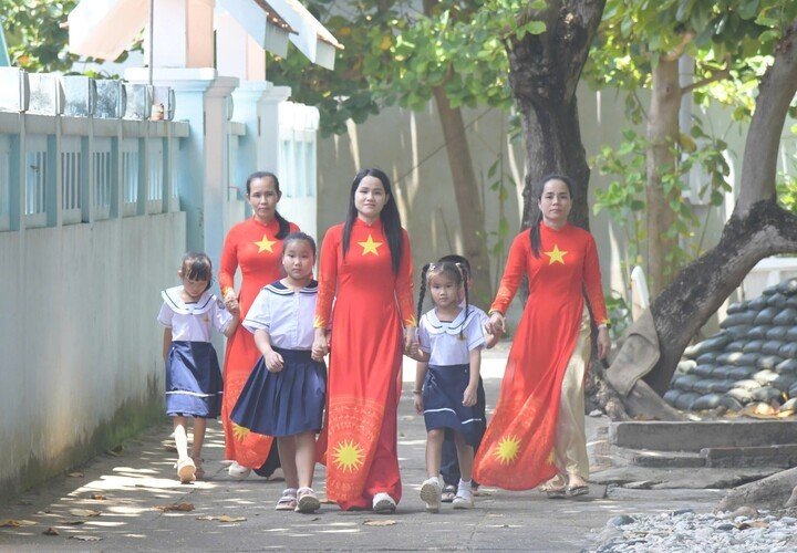 Chị Nguyễn Thị Hoàng Yến, phụ huynh trên đảo Đá Tây, chia sẻ gia đình chị rất phấn khởi khi nhìn các con vui vẻ đến trường dự lễ khai giảng. Phụ huynh ai cũng kỳ vọng các con sẽ có một năm học chăm ngoan, học tốt.
