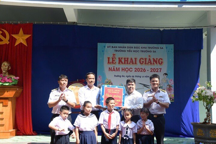 Tại đảo Trường Sa, lễ khai giảng diễn ra trong không khí vui tươi, ấm áp. Bên cạnh các nghi thức của ngày khai trường, cán bộ, chiến sĩ tổ chức các hoạt động giao lưu, tặng quà và động viên học sinh.
