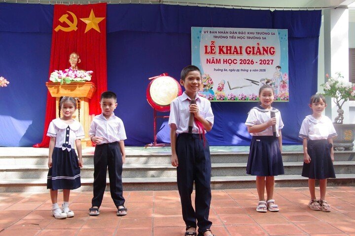 Những tiết mục văn nghệ do cán bộ, chiến sĩ, giáo viên và học sinh biểu diễn tạo không khí phấn khởi trong ngày khai giảng nơi đầu sóng.