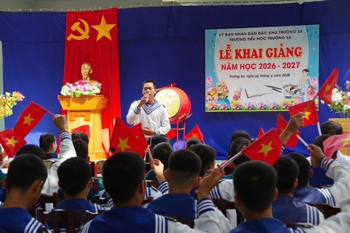 Rộn ràng lễ khai giảng năm học mới ở Trường Sa - 9