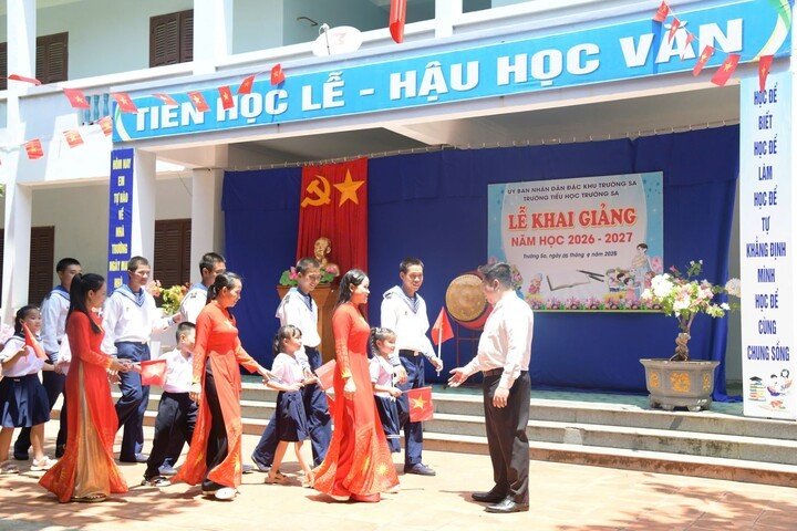 Tiếng trống khai trường vang lên giữa biển trời Trường Sa như nhịp trống của niềm tin và hy vọng. Thầy và trò quyết tâm thi đua dạy tốt, học tốt, cùng cán bộ, chiến sĩ xây dựng Đặc khu Trường Sa ngày càng vững mạnh, góp phần giữ vững chủ quyền biển, đảo thiêng liêng của Tổ quốc.