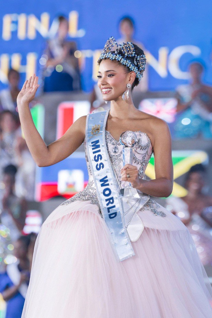 Joheirry Mola Dominguez, đại diện Cộng hòa Dominica, đăng quang Miss World 2026 trong đêm chung kết tại Nha Trang tối 5/9. Cô vượt qua 110 thí sinh đến từ nhiều quốc gia và vùng lãnh thổ. Đây là lần thứ hai Cộng hòa Dominica giành vương miện Miss World, sau chiến thắng của Mariasela Álvarez năm 1982.