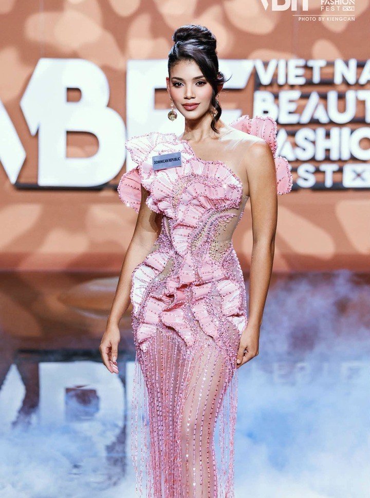 Người đẹp cũng duy trì lối sống năng động, yêu thích các hoạt động thể chất như chạy bộ và bơi lội. Đây là một trong những yếu tố giúp cô giữ hình thể săn chắc trước khi bước vào cuộc thi.