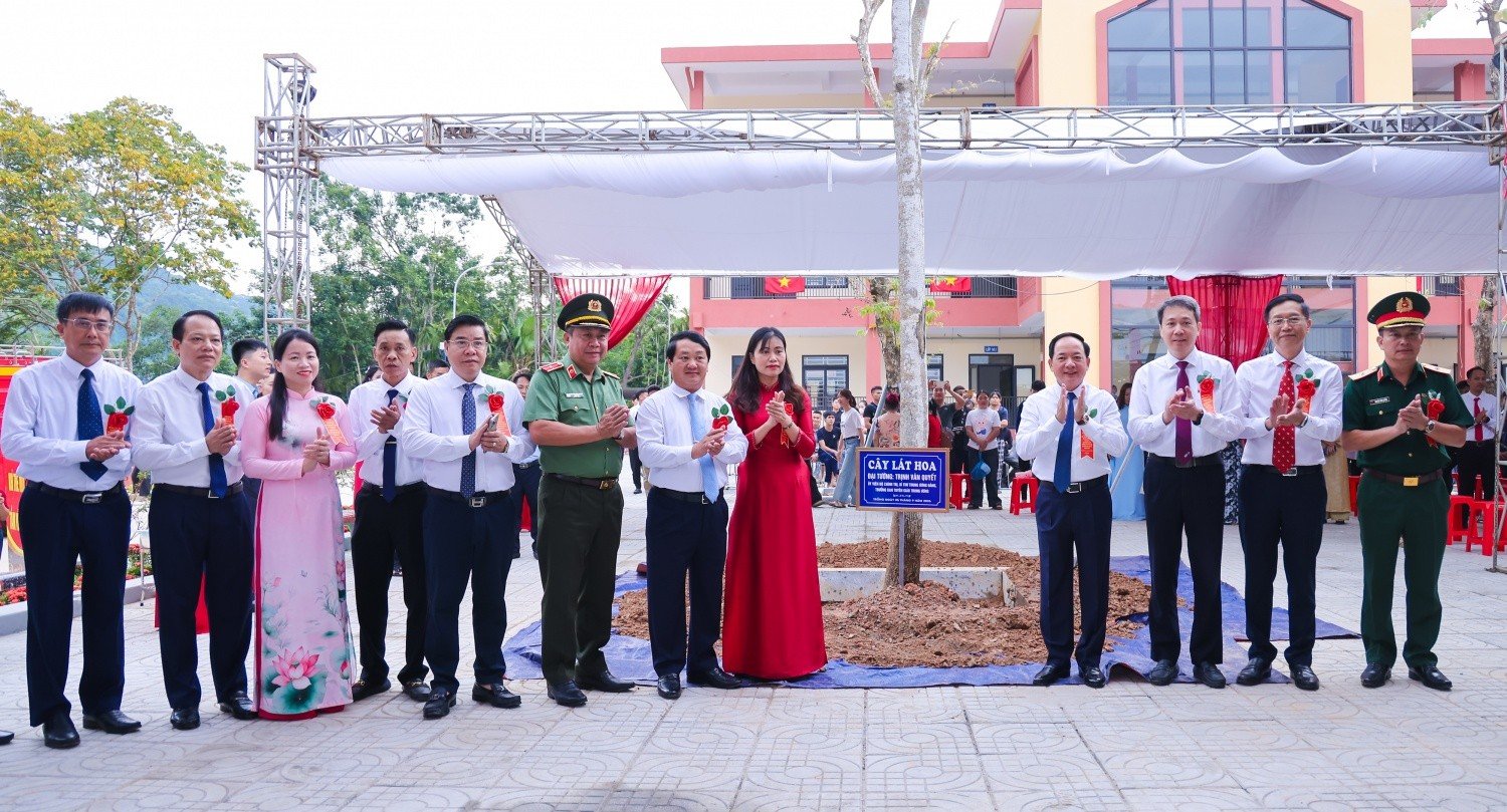 Các đại biểu trồng cây lưu niệm tại Trường Phổ thông nội trú Tiểu học và THCS Thanh Thủy.
