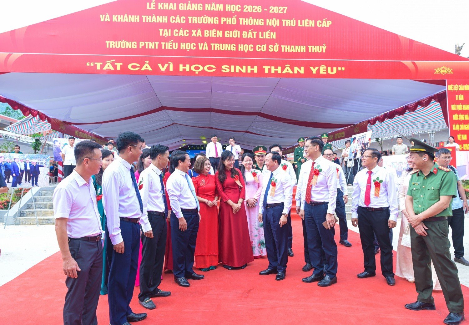 Các đại biểu trao đổi về công tác dạy và học với thầy cô Trường Phổ thông nội trú Tiểu học và THCS Thanh Thủy.