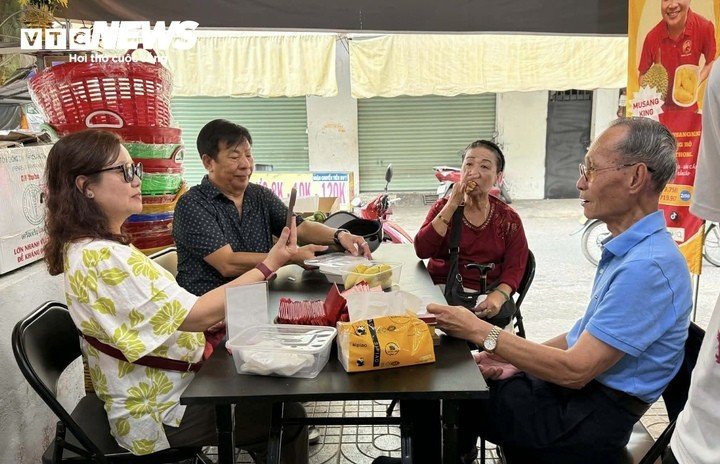 Khách hàng thưởng thức sầu riêng ngay tại cửa hàng.