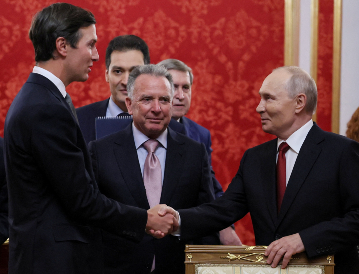 Tổng thống Nga Vladimir Putin (phải) bắt tay với ông Jared Kushner - con rể của Tổng thống Mỹ Donald Trump. (Ảnh: Reuters)
