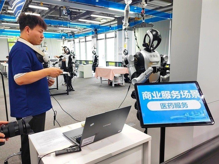Chuyên gia đào tạo robot cách mua thuốc tại hiệu thuốc. (Ảnh: SPH Media)