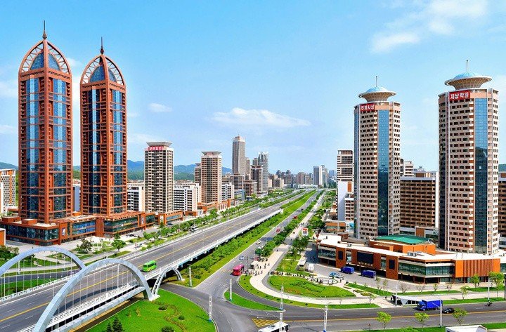 Những toà chung cư thiết kế hiện đại, khu nghĩ dưỡng trên núi, trang trại nhà kính cho đến những con phố sầm uất đang tạo nên diện mạo mới cho đất nước Triều Tiên.