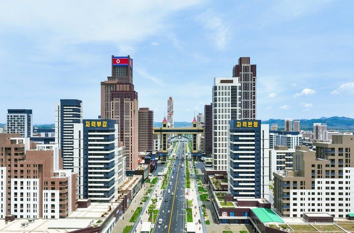 Những dự án này nằm trong số 10.000 căn hộ mới xây thuộc giai đoạn 3. Các tòa chung cư có thiết kế hiện đại, được xây dựng tại quận Hwasong.