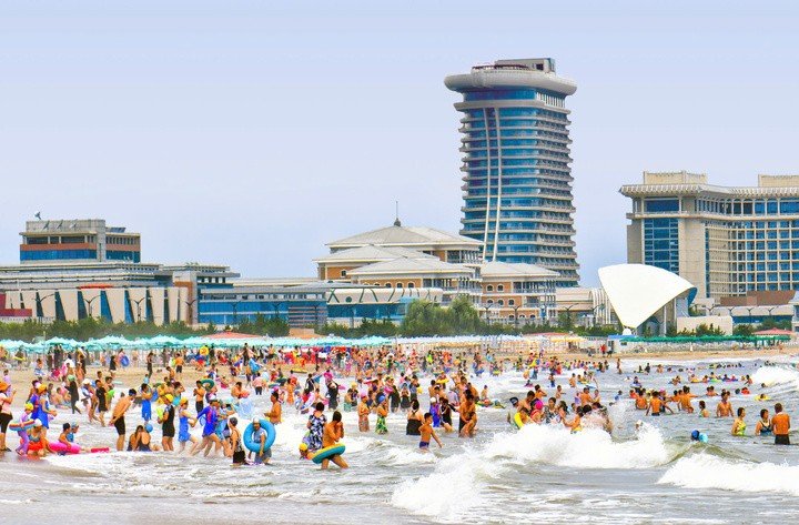 Du khách tắm biển tại khu nghỉ dưỡng Wonsan Kalma.