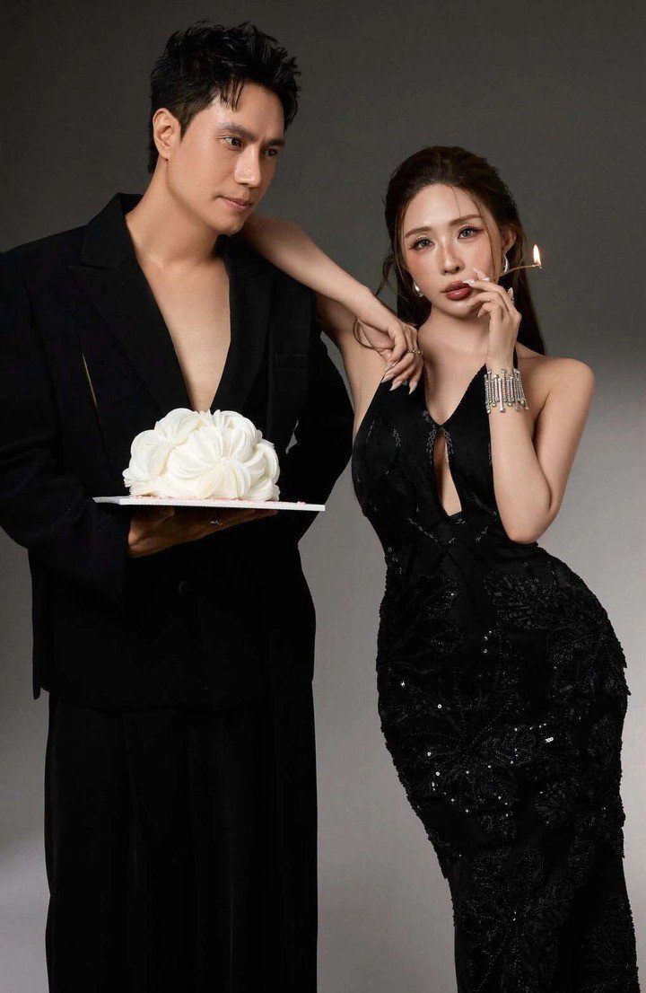 Trong loạt ảnh mới được Việt Anh đăng tải để chúc mừng sinh nhật Quỳnh Nga, nam diễn viên ôm eo bạn gái, trao cho cô ánh mắt tình cảm. Bộ ảnh được thực hiện trước đó ít ngày, nhân dịp sinh nhật của cả hai.