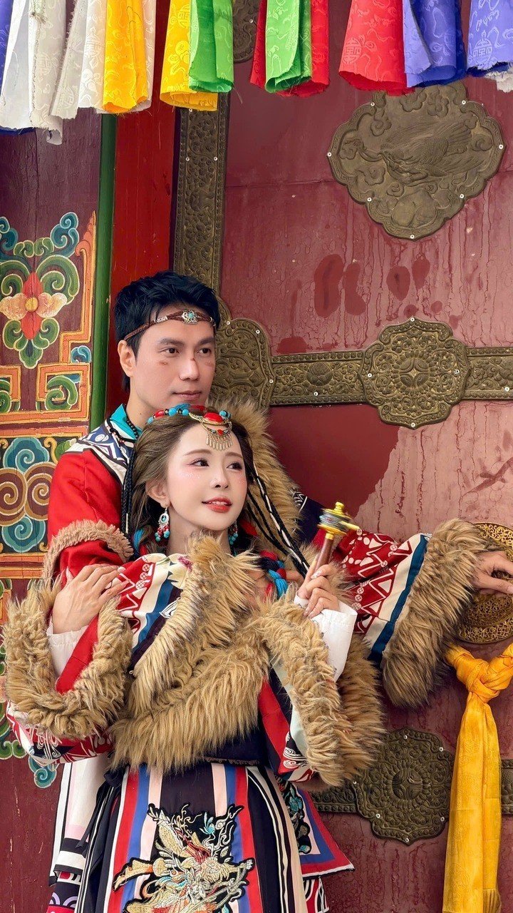 Đầu tháng 8, hai người có chuyến đi hơn một tuần tại Trung Quốc. Những chuyến đi không chỉ giúp cặp đôi có thời gian riêng tư mà còn là dịp để cả hai ghi lại thêm nhiều hình ảnh chung.