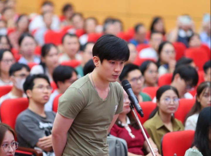 Nam sinh hô tên chọn ngành tại Match Day 2025. (Ảnh: HMU)