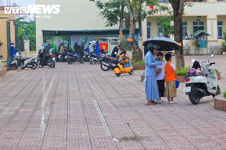 Một số học sinh đến muộn do chưa kịp thích nghi với việc thay đổi lịch sinh hoạt sau khi nhà trường tạm dừng bán trú.