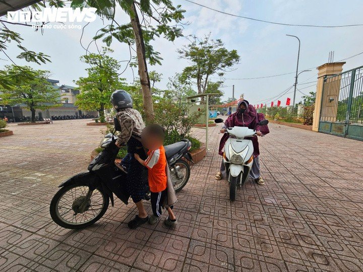 Nhiều phụ huynh vội vã đưa con trở lại trường học buổi chiều rồi nhanh chóng quay lại nơi làm việc, một số gia đình chuẩn bị sẵn sữa và đồ ăn nhẹ cho con trong thời gian nhà trường tạm dừng bán trú.