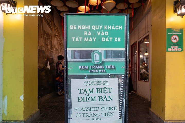 Mới đây, theo thông báo, cửa hàng Flagship Store 35 Tràng Tiền sẽ đóng cửa, dừng đón khách từ ngày 15/9 để chuyển sang địa điểm mới là: 18 Hàng Bài, 44 Tràng Tiền và 18 Ngô Quyền.
