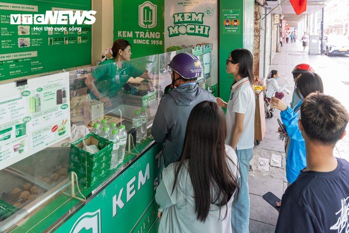 Khách ùn ùn kéo đến trước khi cửa hàng kem Tràng Tiền gần 70 năm tuổi đóng cửa - 3