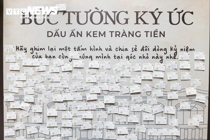 Khách ùn ùn kéo đến trước khi cửa hàng kem Tràng Tiền gần 70 năm tuổi đóng cửa - 14