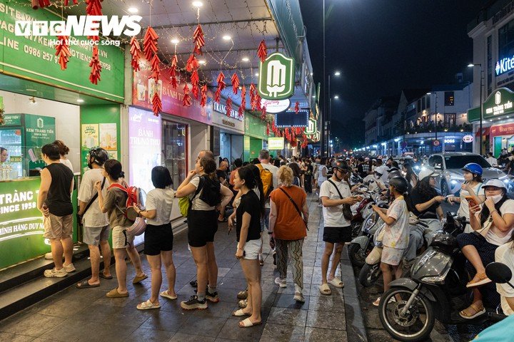 Càng về tối, người dân đổ về cửa hàng càng đông hơn.