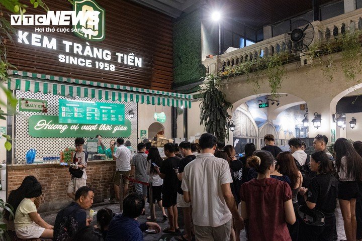 Khách ùn ùn kéo đến trước khi cửa hàng kem Tràng Tiền gần 70 năm tuổi đóng cửa - 19
