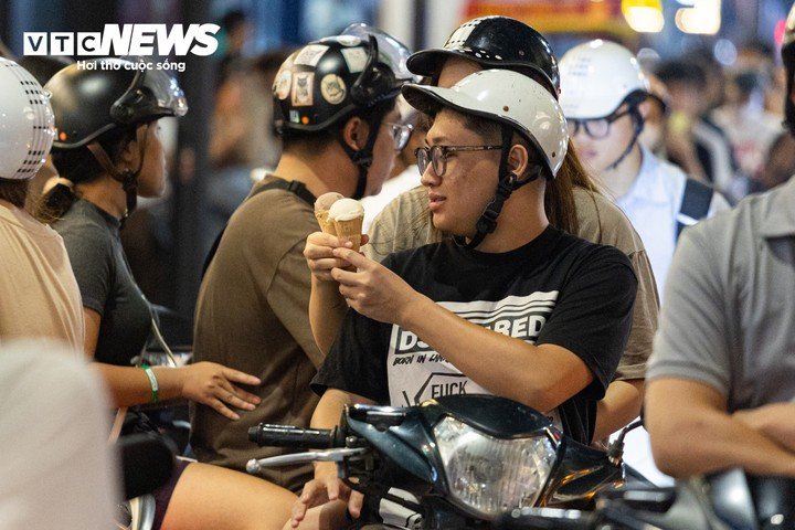 Khách ùn ùn kéo đến trước khi cửa hàng kem Tràng Tiền gần 70 năm tuổi đóng cửa - 21