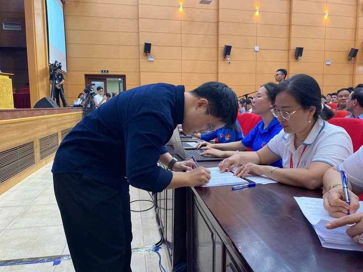 Tân bác sĩ ký tên sau khi lựa chọn chuyên ngành.