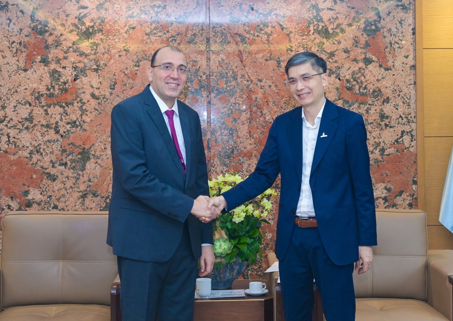 Phó Tổng Giám đốc PETROVIETNAM Vũ Đào Minh chào mừng Ngài Alsudik S S Ali - Đại biện lâm thời Đại sứ quán Libya tại Việt Nam đến thăm và làm việc tại PETROVIETNAM.