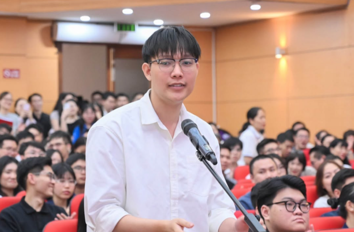 Thủ khoa Nguyễn Đức Anh Quân trong giây phút hô tên chọn ngành Sản phụ khoa tại Match Day 2026.