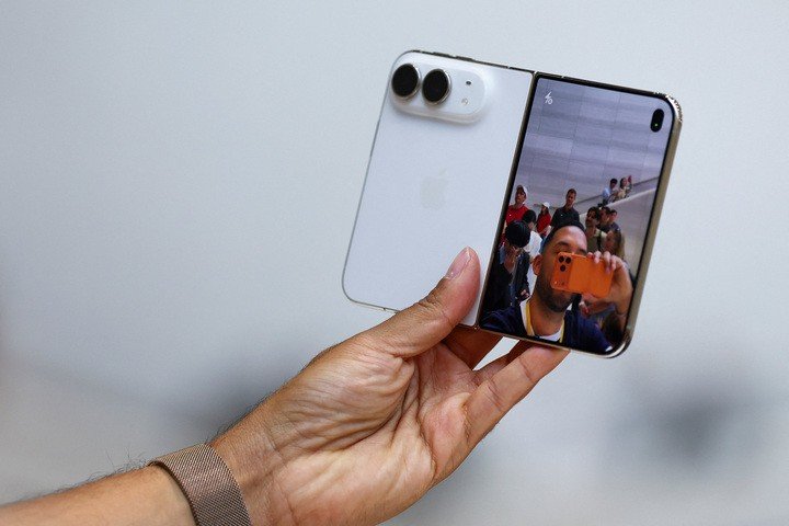 Cận cảnh iPhone Duo - chiếc điện thoại đắt nhất lịch sử của Apple - 2
