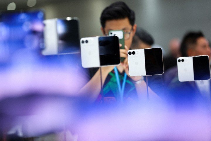 Cận cảnh iPhone Duo - chiếc điện thoại đắt nhất lịch sử của Apple - 9