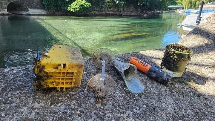 Rác thải được Mischa Gurov vớt lên từ dòng Schanzengraben. (Ảnh: Mischa Gurov)