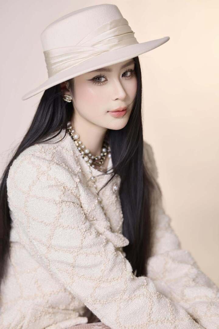 Thảo My cũng từng chia sẻ bản thân ngoài đời khá mong manh và sống tình cảm, trái ngược sự mạnh mẽ của Minh. Cô dễ bị ảnh hưởng bởi cảm xúc và năng lượng từ những người xung quanh.