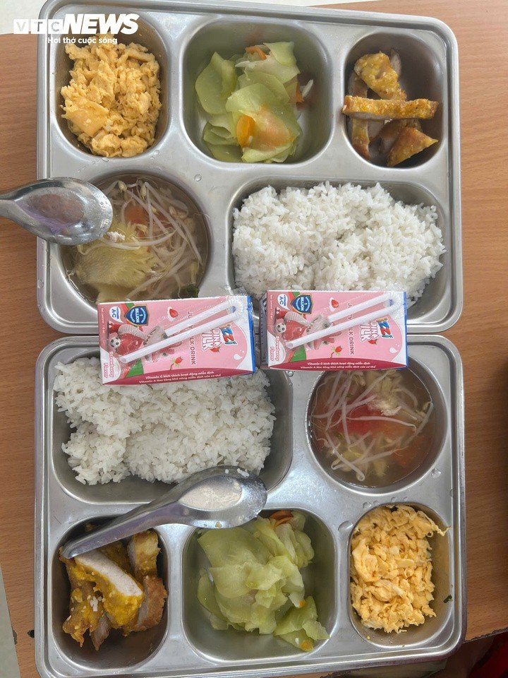 Suất ăn trưa của học sinh Trường Tiểu học Trung Giã trong ngày đầu tiên đơn vị cung cấp mới triển khai phục vụ.