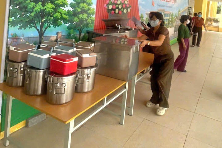 Đơn vị cung cấp mới giao suất ăn trong khung thời gian được quy định trong hợp đồng, nhằm bảo đảm học sinh kịp ăn trưa và nghỉ ngơi trước giờ học chiều.
