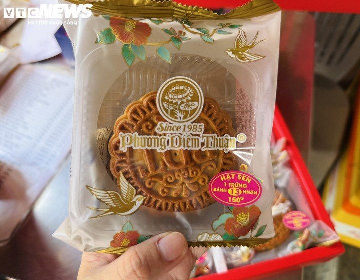 Bánh nhân hạt sen được nhiều khách hàng yêu thích.