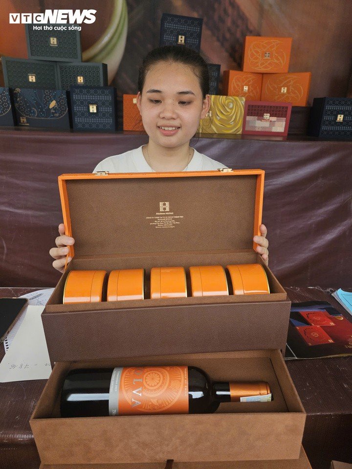 Hộp bánh trung thu cao cấp thương hiệu Madame Hương có giá 1,999 triệu đồng.
