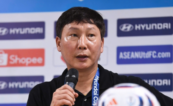 HLV Kim Sang-sik đang bận rộn chuẩn bị cho FIFA ASEAN Cup 2026.
