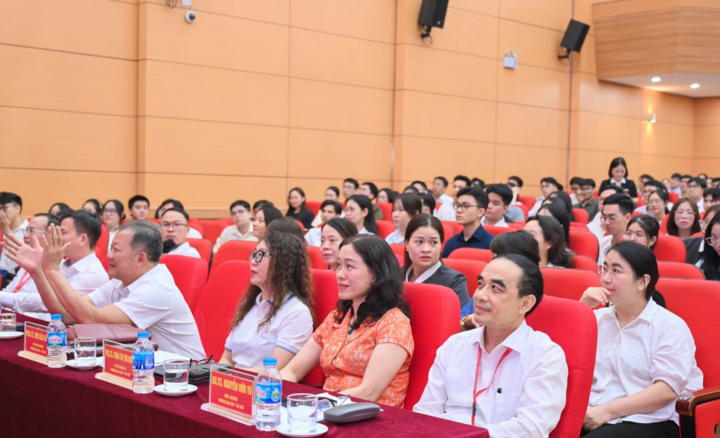 Các giảng viên trường Đại học Y Hà Nội nhắn nhủ, thí sinh “hụt” chuyên ngành mong muốn tại Match Day không đồng nghĩa cánh cửa nghề nghiệp khép lại, bởi nội trú chỉ là một trong nhiều con đường.