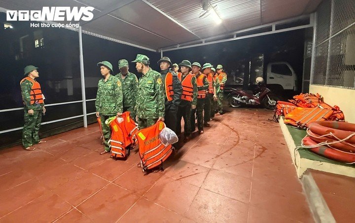 Hàng chục cán bộ, chiến sĩ biên phòng được huy động trong đêm để giúp dân xã Lao Bảo chạy lũ.