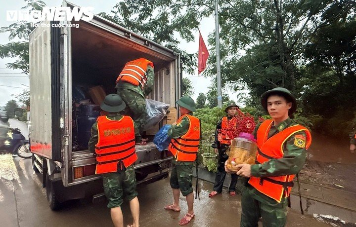 Tài sản của người dân được đưa lên xe tải chở đến nơi cao hơn.