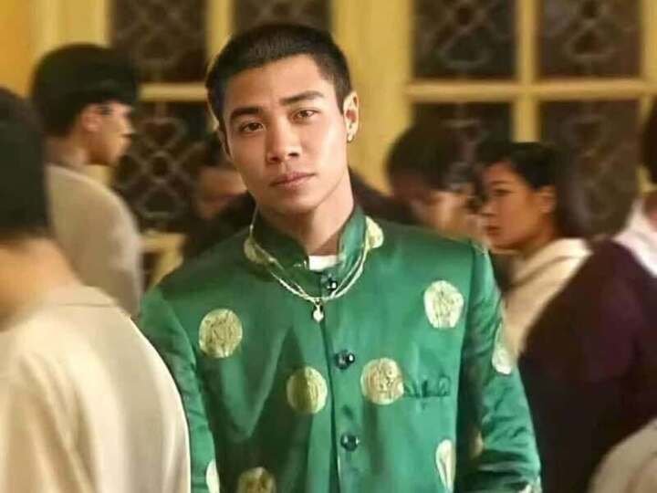 Có thời điểm anh để tóc húi cua, tạo vẻ ngoài nam tính và được nhận xét có thần thái giống những tài tử Hong Kong thập niên 1990.