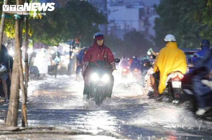 Trong những ngày tới, mực nước tại hầu hết các trạm trên sông Sài Gòn được dự báo biến đổi chậm. Đỉnh triều cao nhất trong ngày ở mức từ báo động 1 đến báo động 2 và có khả năng duy trì đến hết ngày 16/9.