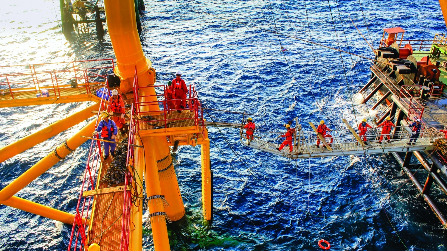 Người lao động PETROVIETNAM trên công trình dầu khí ngoài khơi.